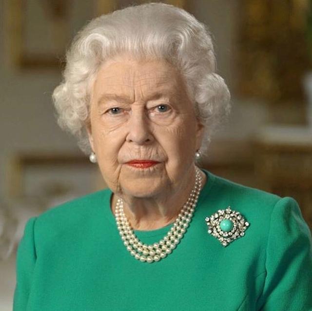 真定海神針！93歲英女王「一襲綠裙電視演講」純正英腔溫暖有力，所選配飾暗含深意