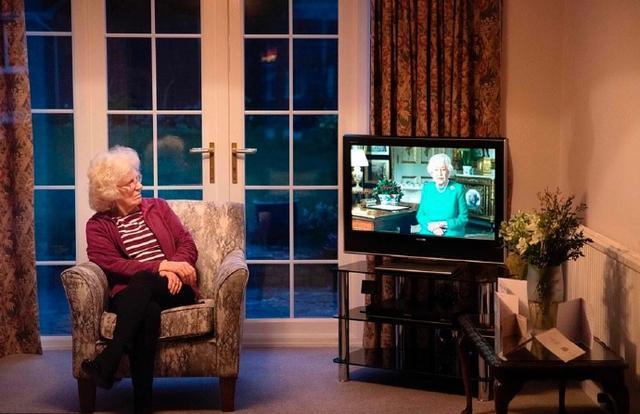 真定海神針！93歲英女王「一襲綠裙電視演講」純正英腔溫暖有力，所選配飾暗含深意