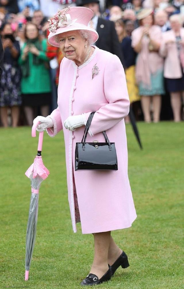 真定海神針！93歲英女王「一襲綠裙電視演講」純正英腔溫暖有力，所選配飾暗含深意