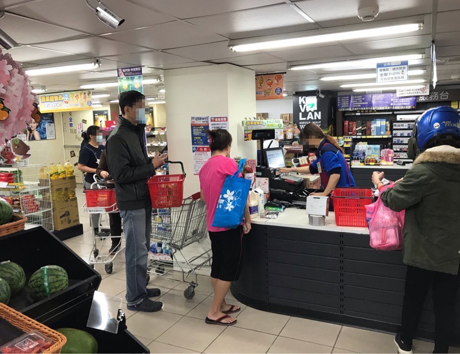 全聯結帳等超久！收銀員「堅持不幫忙裝袋」客人無奈：速度更慢了　過來人曝「是為了想保護員工」