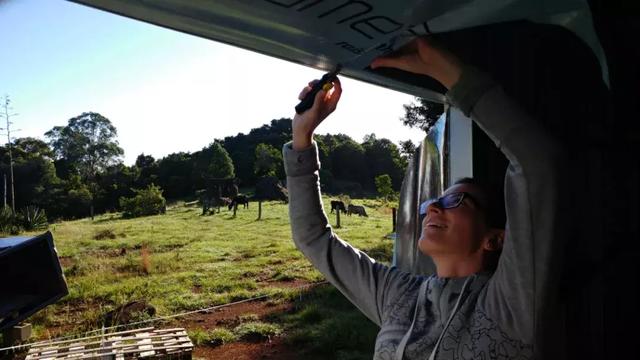 最完美的家！夫妻「蓋房裝輪子」夢幻住宅隨遇而安　友善環境零污染「享受極簡生活」盡情徜徉大自然