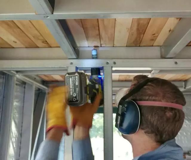 最完美的家！夫妻「蓋房裝輪子」夢幻住宅隨遇而安　友善環境零污染「享受極簡生活」盡情徜徉大自然