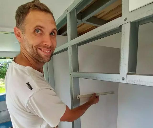 最完美的家！夫妻「蓋房裝輪子」夢幻住宅隨遇而安　友善環境零污染「享受極簡生活」盡情徜徉大自然