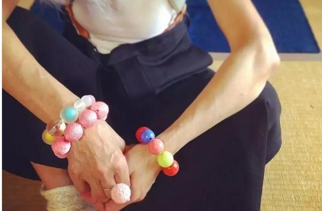 沒時間再浪費！老太太拋開拘束「造型大膽獨特」只為自己活　長壽秘訣「心態最重要」沒有年齡概念