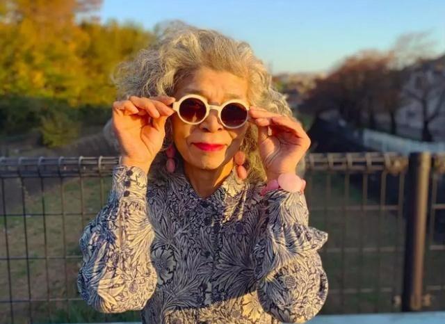 沒時間再浪費！老太太拋開拘束「造型大膽獨特」只為自己活　長壽秘訣「心態最重要」沒有年齡概念