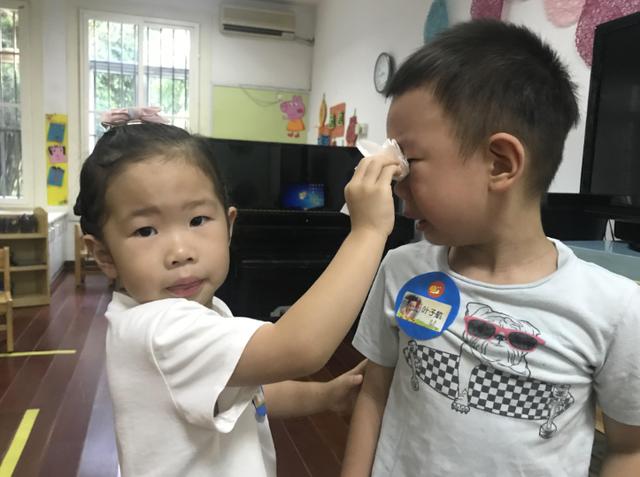 爸爸姓「付」！給龍鳳胎取名絕了　老師點名時「左右為難」：怕孩子承受不起