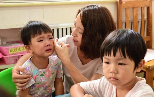 爸爸姓「付」！給龍鳳胎取名絕了　老師點名時「左右為難」：怕孩子承受不起