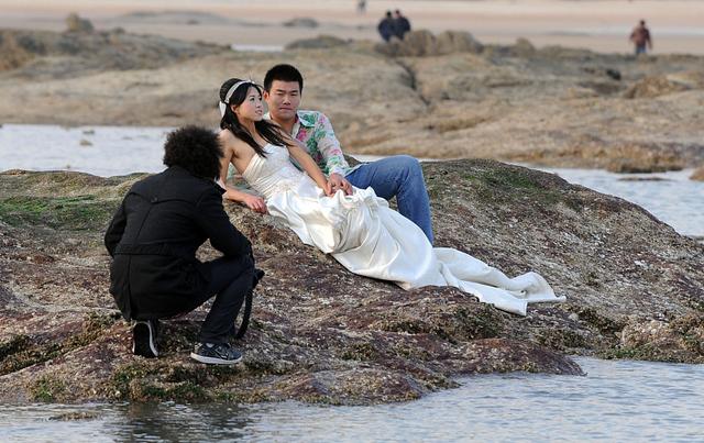 「新媳不上桌這是規矩」新婚兒媳遭婆婆立威,兒媳不吵不鬧一句話,婆婆立威失敗反丟臉