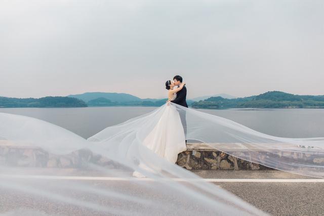 「新媳不上桌這是規矩」新婚兒媳遭婆婆立威,兒媳不吵不鬧一句話,婆婆立威失敗反丟臉