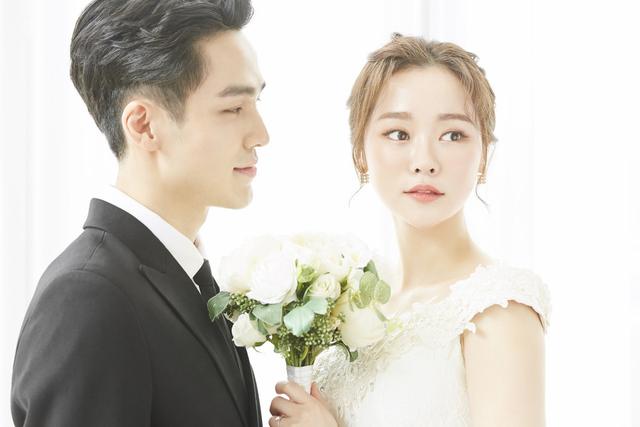 「新媳不上桌這是規矩」新婚兒媳遭婆婆立威,兒媳不吵不鬧一句話,婆婆立威失敗反丟臉