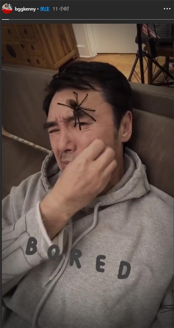 67歲鍾鎮濤「罕見PO自拍照」搞怪模樣超活潑　外型凍齡帥氣「父子同台一樣年輕」如今仍為公益出力