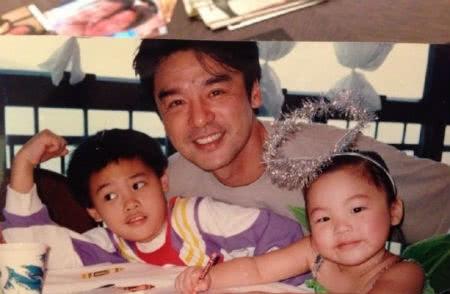 67歲鍾鎮濤「罕見PO自拍照」搞怪模樣超活潑　外型凍齡帥氣「父子同台一樣年輕」如今仍為公益出力