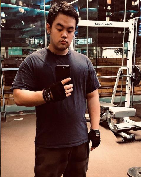 67歲鍾鎮濤「罕見PO自拍照」搞怪模樣超活潑　外型凍齡帥氣「父子同台一樣年輕」如今仍為公益出力