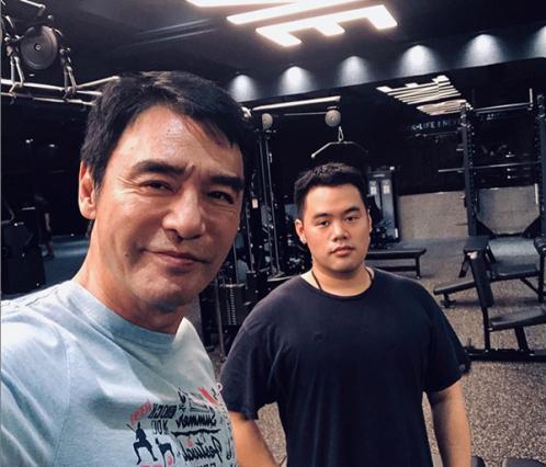 67歲鍾鎮濤「罕見PO自拍照」搞怪模樣超活潑　外型凍齡帥氣「父子同台一樣年輕」如今仍為公益出力