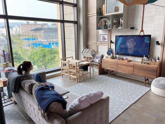 當媽後變更美！Ella百坪豪宅曝光「裝潢超夢幻」內有旋轉樓梯　結婚後「散發滿滿女人味」好賢慧