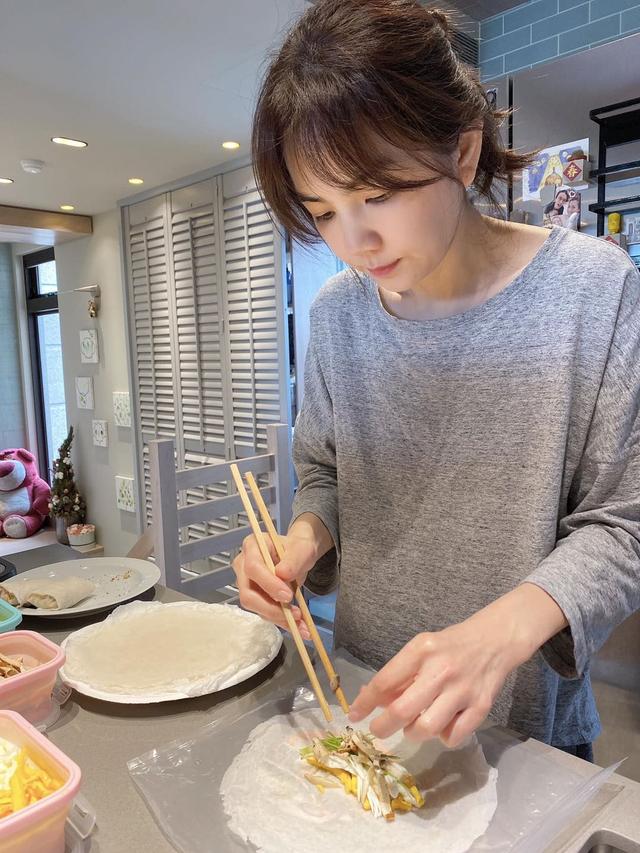 當媽後變更美！Ella百坪豪宅曝光「裝潢超夢幻」內有旋轉樓梯　結婚後「散發滿滿女人味」好賢慧