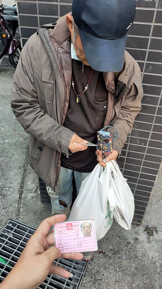 靠6指頭謀生存！新竹阿伯敲窗問：「請問有在請人嗎」　他不捨「立刻衝便利商店」網淚：社會需要你