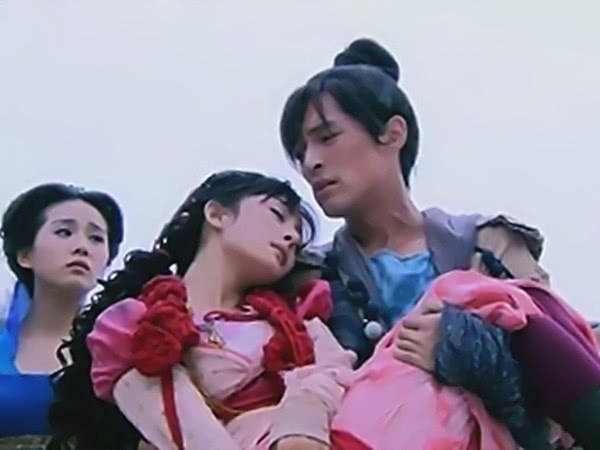 難怪電視劇中的「公主抱」看似很輕鬆，男主們都面不改色，「當鏡頭拉遠」網全傻眼：夢幻破滅了