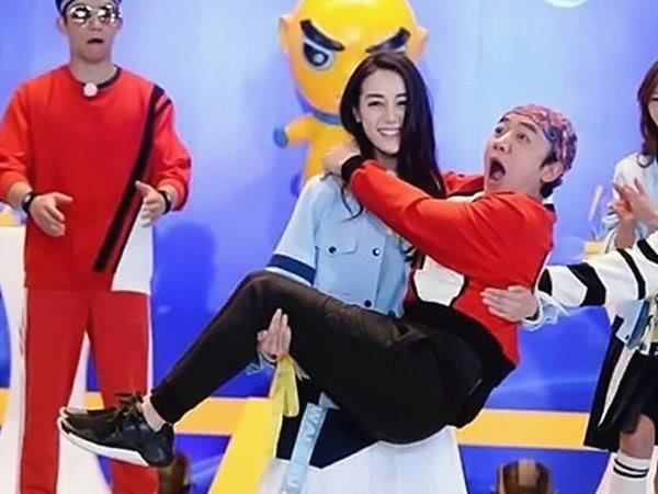 難怪電視劇中的「公主抱」看似很輕鬆，男主們都面不改色，「當鏡頭拉遠」網全傻眼：夢幻破滅了