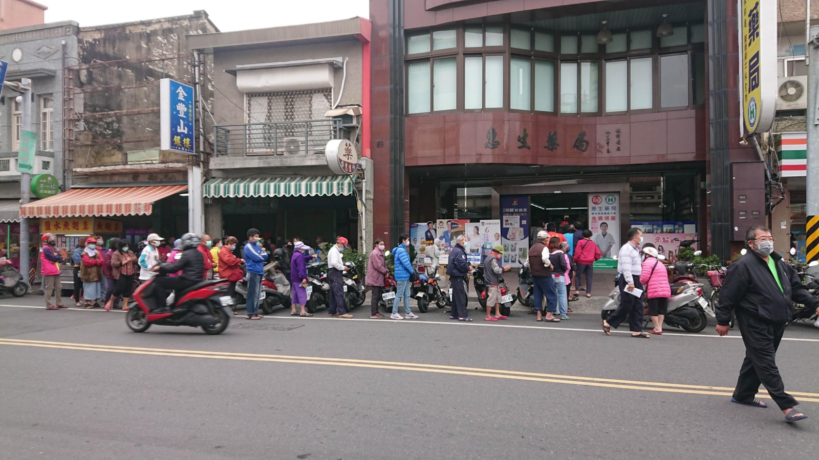 全台灣都有口罩！配送量大幅提高「每天超過2300萬」　陳時中鬆口「馬上就不用排隊了」