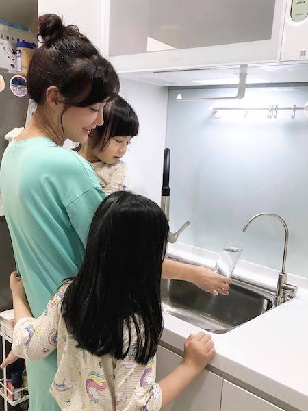 簽字離8年婚姻!何妤玟為孩子「向老公下跪道歉」 坦言每個月「被逼到大哭」:我好像他丫鬟