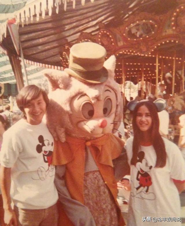 童話般的婚姻!歌神18歲定情「相隔萬里天天傳情書」 與妻結婚49年「養育2兒親力親為」情比金堅