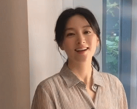 真不愧時光美人!50歲李英愛「穿休閑裝」打扮隨意「與57歲老公同框」保養年輕似隔輩人