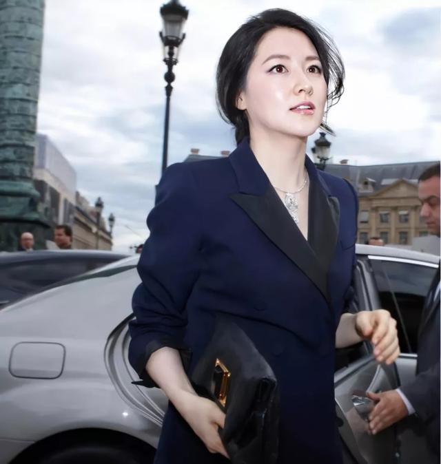 真不愧時光美人!50歲李英愛「穿休閑裝」打扮隨意「與57歲老公同框」保養年輕似隔輩人