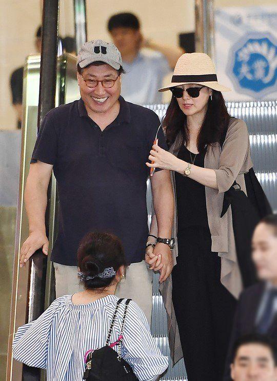 真不愧時光美人!50歲李英愛「穿休閑裝」打扮隨意「與57歲老公同框」保養年輕似隔輩人