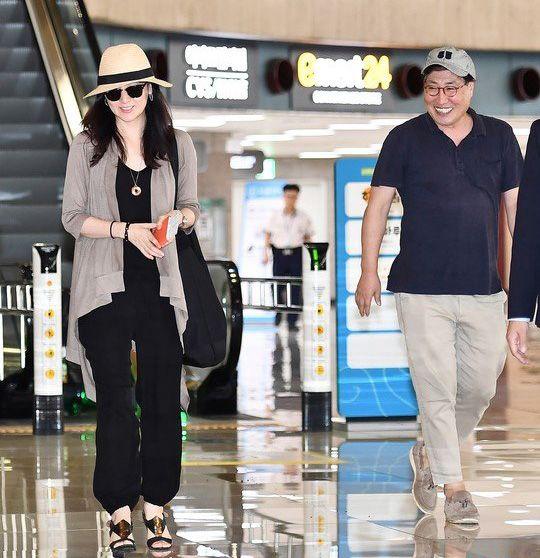 真不愧時光美人!50歲李英愛「穿休閑裝」打扮隨意「與57歲老公同框」保養年輕似隔輩人