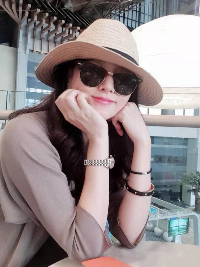 真不愧時光美人!50歲李英愛「穿休閑裝」打扮隨意「與57歲老公同框」保養年輕似隔輩人