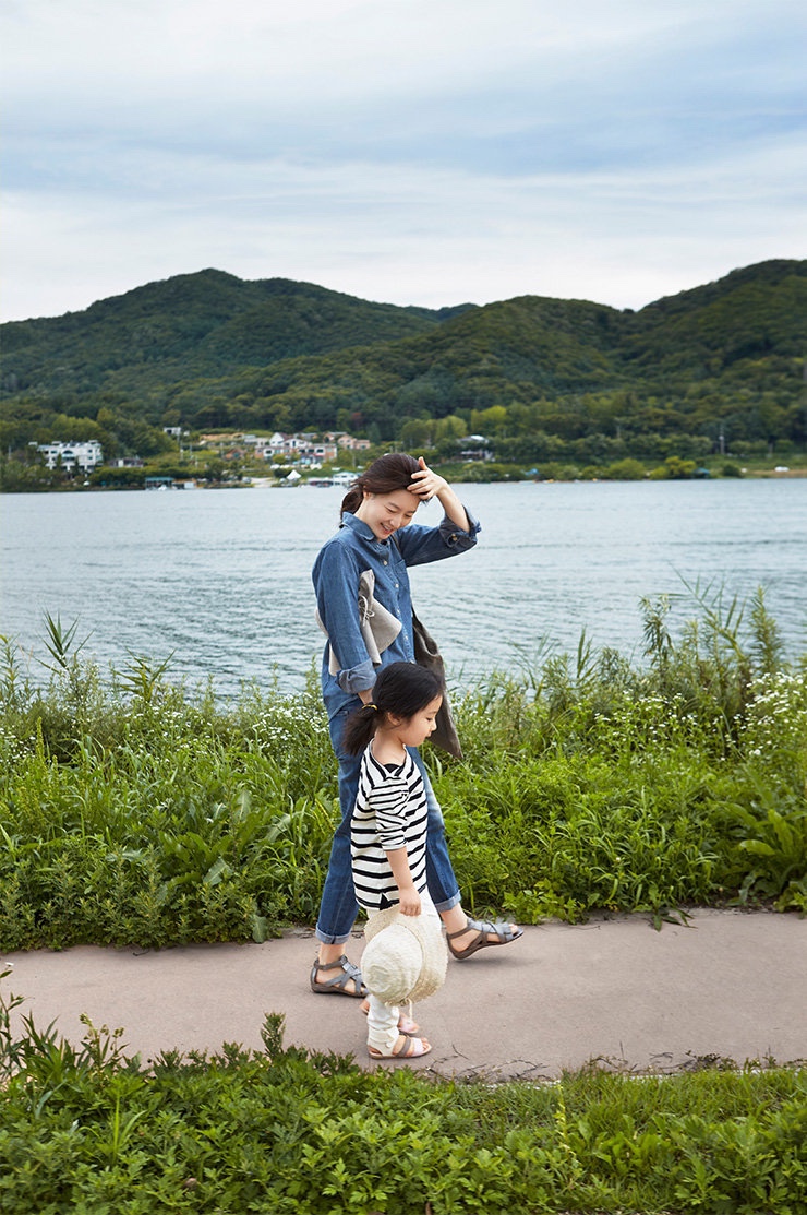 真不愧時光美人!50歲李英愛「穿休閑裝」打扮隨意「與57歲老公同框」保養年輕似隔輩人