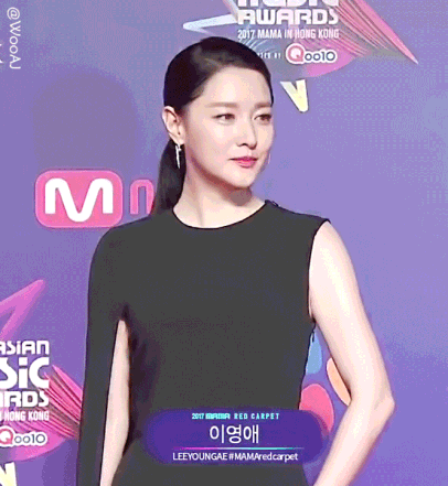 真不愧時光美人!50歲李英愛「穿休閑裝」打扮隨意「與57歲老公同框」保養年輕似隔輩人