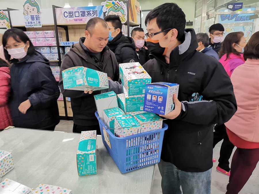不能挑顏色！家長怨「兒子戴粉色口罩」根本不敢上課　口罩大廠力挺「宣布推限量款」：勇敢站出來