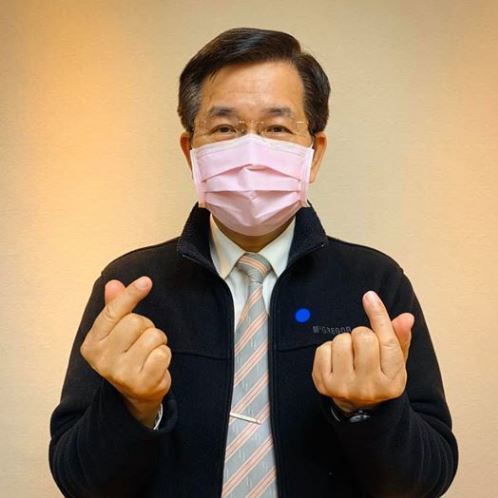 不能挑顏色！家長怨「兒子戴粉色口罩」根本不敢上課　口罩大廠力挺「宣布推限量款」：勇敢站出來