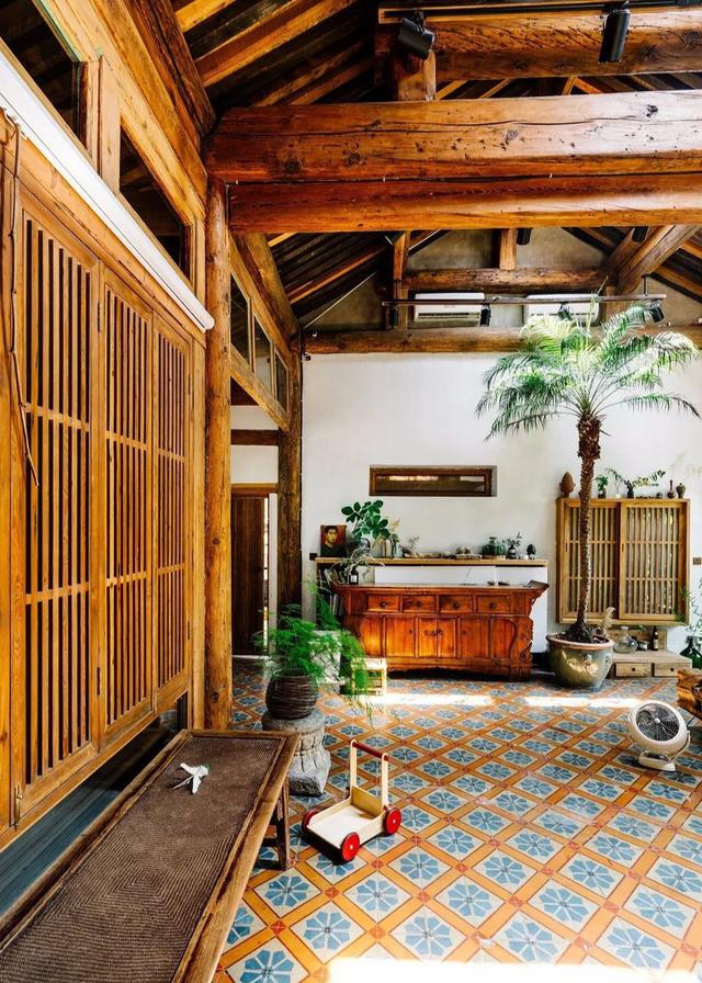 耗費2年！零經驗夫妻檔「改造60坪百年四合院」　打造秘密花園「把四季美景收入屋內」成果美翻天