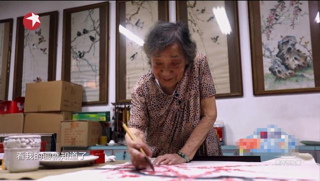 99歲嬤歷經動亂「學會看淡生離」住80年老房想念父親 與4兒同住「全家大小愛好書畫」天天齊聚創作話家常