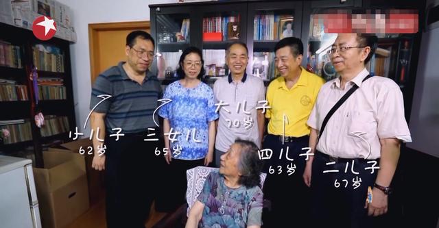 99歲嬤歷經動亂「學會看淡生離」住80年老房想念父親 與4兒同住「全家大小愛好書畫」天天齊聚創作話家常