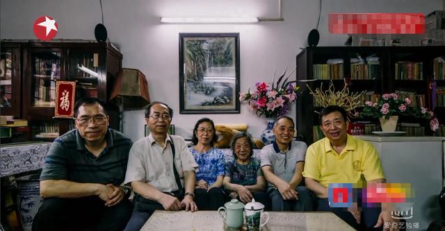 99歲嬤歷經動亂「學會看淡生離」住80年老房想念父親 與4兒同住「全家大小愛好書畫」天天齊聚創作話家常