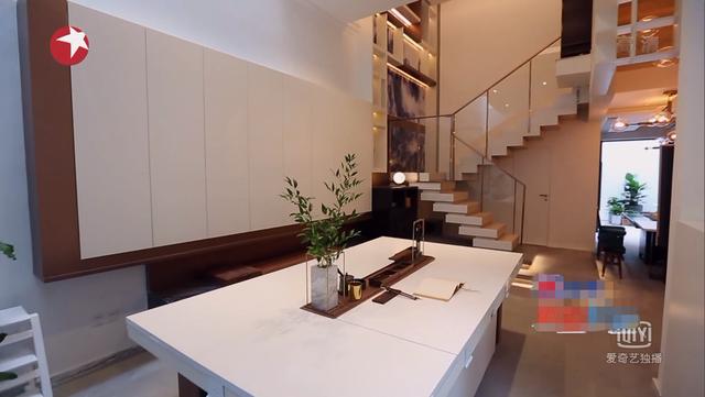 99歲嬤歷經動亂「學會看淡生離」住80年老房想念父親 與4兒同住「全家大小愛好書畫」天天齊聚創作話家常