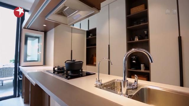 99歲嬤歷經動亂「學會看淡生離」住80年老房想念父親 與4兒同住「全家大小愛好書畫」天天齊聚創作話家常