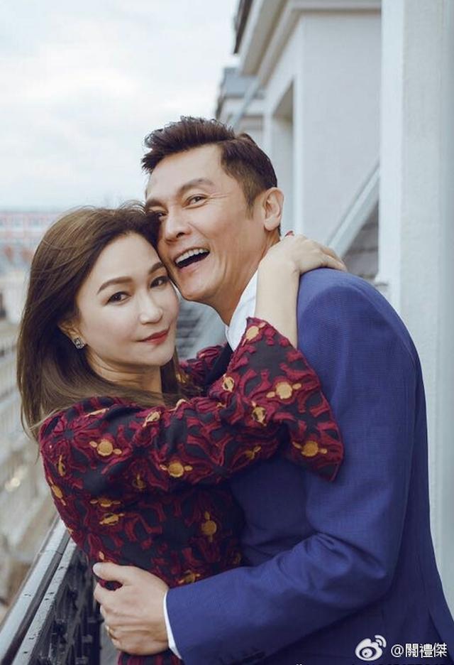 英俊小生「7千萬房產全給妻」婚後30年零緋聞　全家福曝光「兩女兒美麗又孝順」備感欣慰