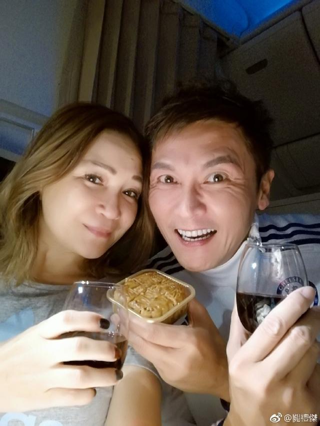 英俊小生「7千萬房產全給妻」婚後30年零緋聞　全家福曝光「兩女兒美麗又孝順」備感欣慰