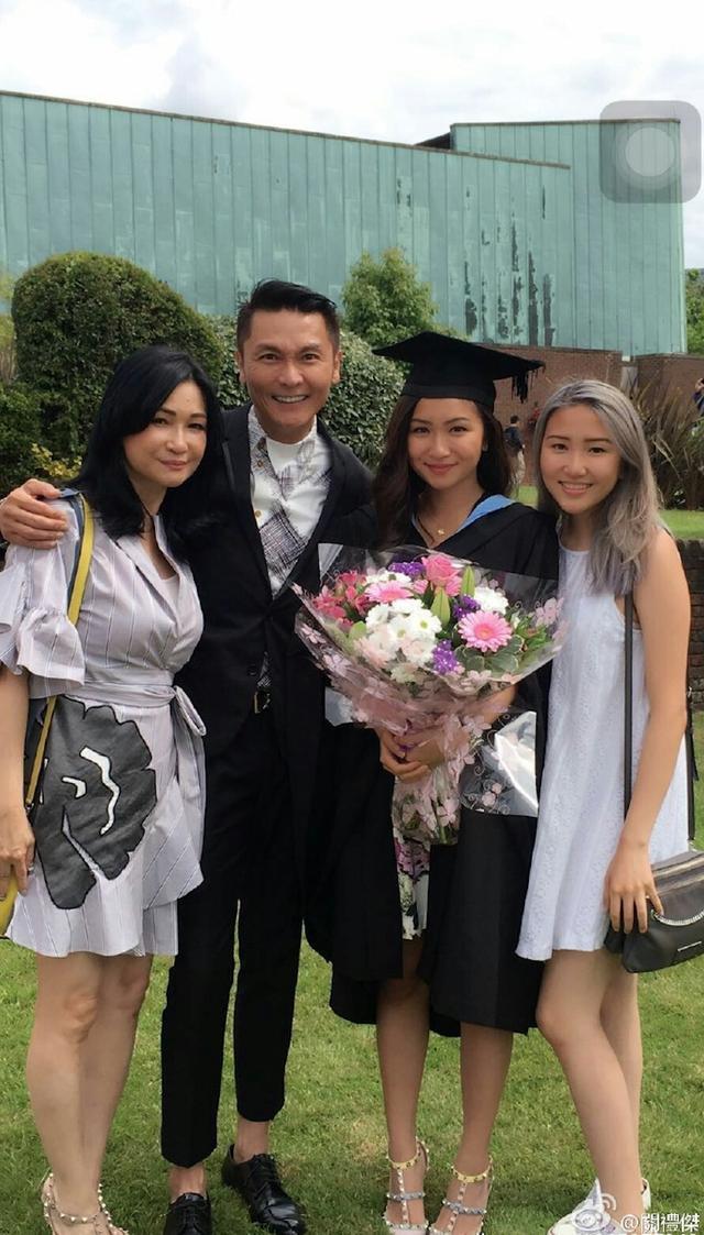 英俊小生「7千萬房產全給妻」婚後30年零緋聞　全家福曝光「兩女兒美麗又孝順」備感欣慰