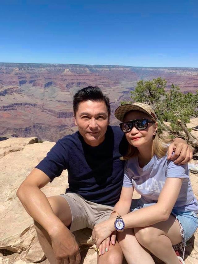 英俊小生「7千萬房產全給妻」婚後30年零緋聞　全家福曝光「兩女兒美麗又孝順」備感欣慰
