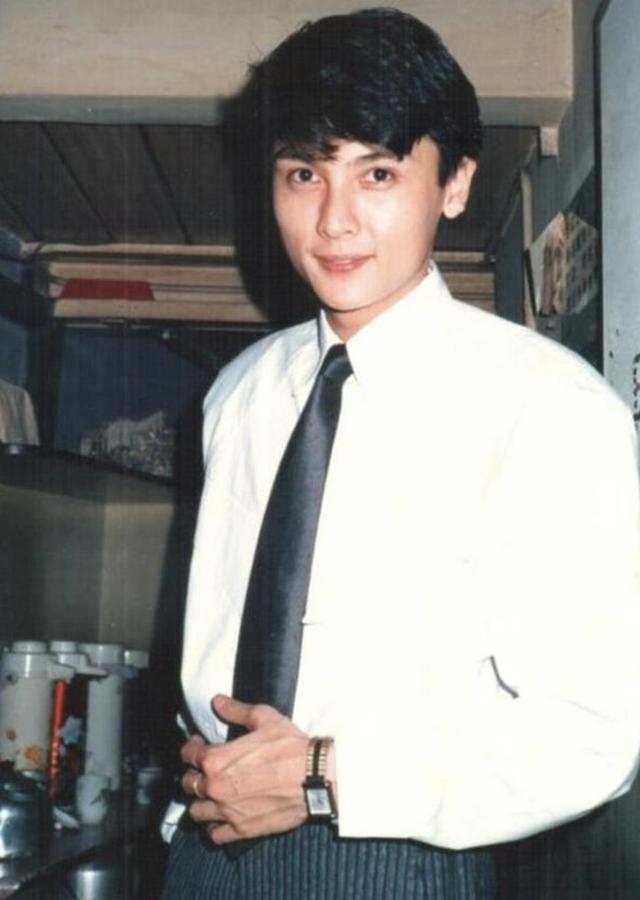 英俊小生「7千萬房產全給妻」婚後30年零緋聞　全家福曝光「兩女兒美麗又孝順」備感欣慰