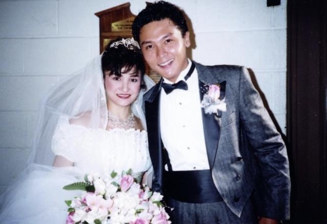 英俊小生「7千萬房產全給妻」婚後30年零緋聞　全家福曝光「兩女兒美麗又孝順」備感欣慰
