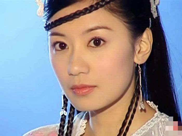 45歲賈靜雯「素顏」曬高難度瑜伽動作!「S型身材+蜜桃臀」體態輕盈似少女,腰上看不到一絲贅肉