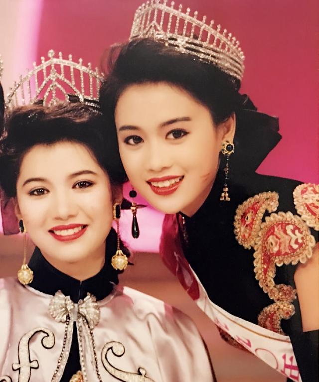 袁詠儀「與梁小冰28年前合照」曝光!一個溫婉甜美,一個高挑氣質「美得難分上下」各有千秋