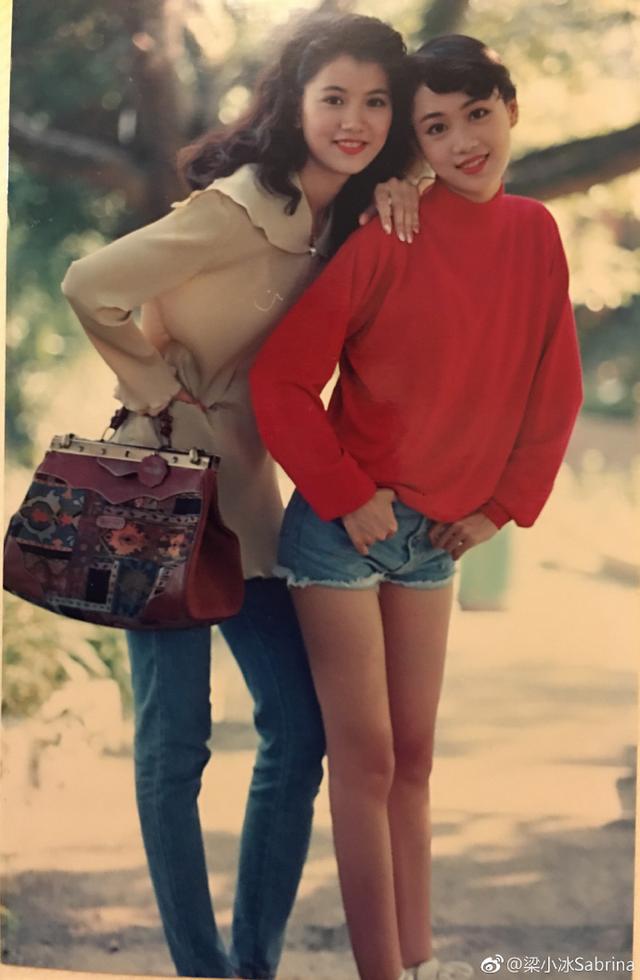 袁詠儀「與梁小冰28年前合照」曝光!一個溫婉甜美,一個高挑氣質「美得難分上下」各有千秋